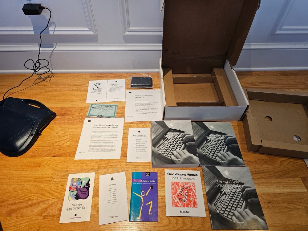 Apple Newton eMate 300 Computer Complete In Box