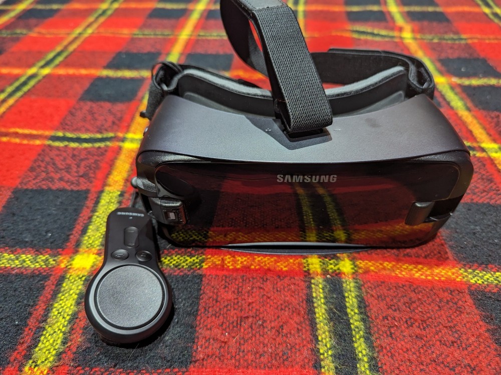 Samsung Gear VR Powered By Oculus Headset with Controller