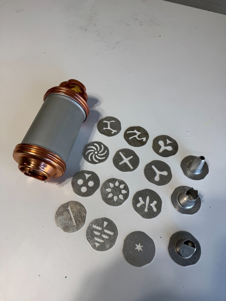 Vintage Cookie Press with 12 Cookie Dies (e11)