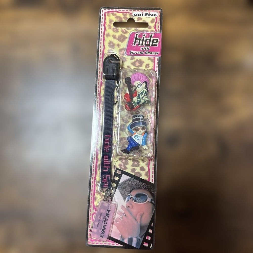 hide with Spread Beaver cell phone strap