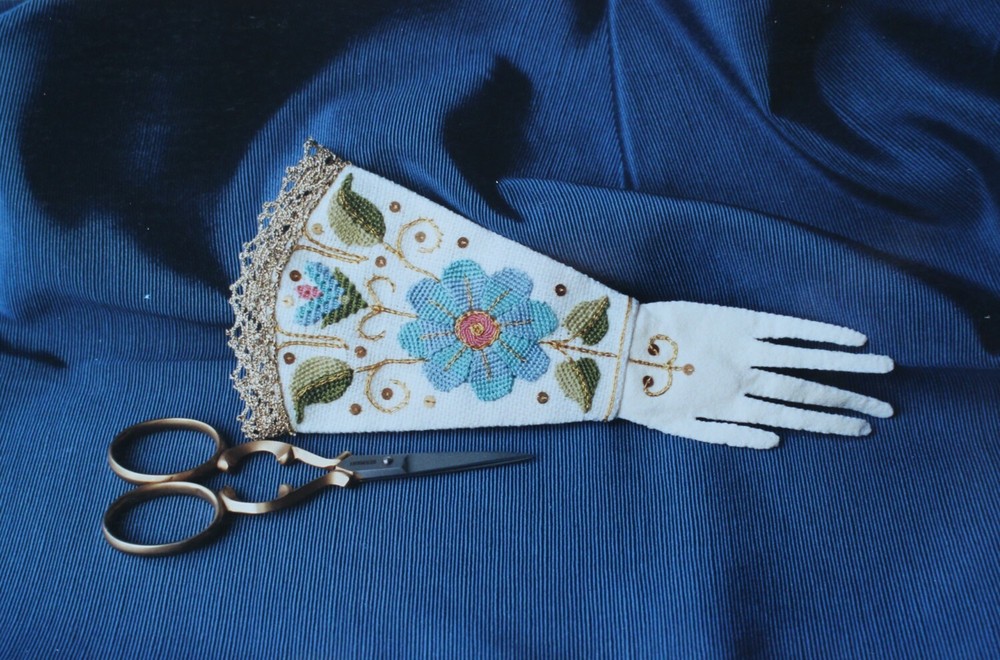 Her Majesty's Glove Scissors Case - by Nostalgic Needle