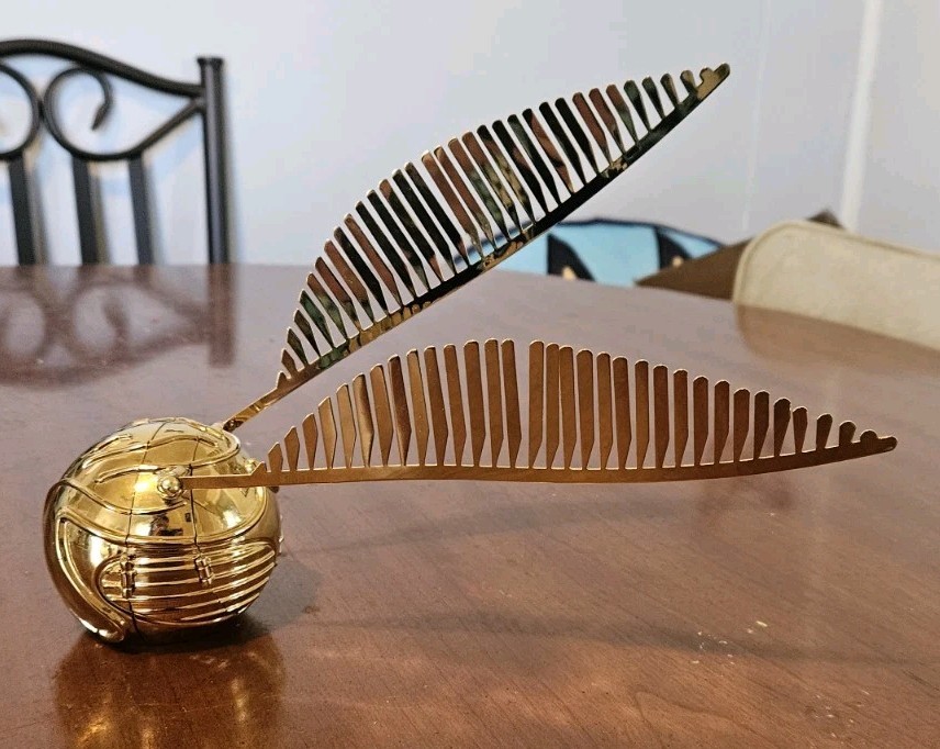 Harry Potter Golden Snitch Desk Quartz Battery Clock Untested