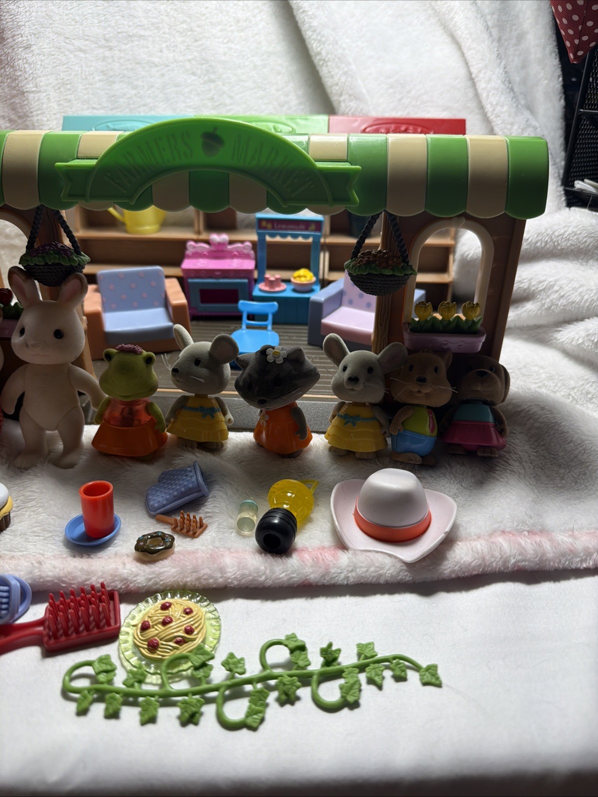 Woodzeez House & Farm Stand W 13 Figures and Lots of Accessories for Family Fun