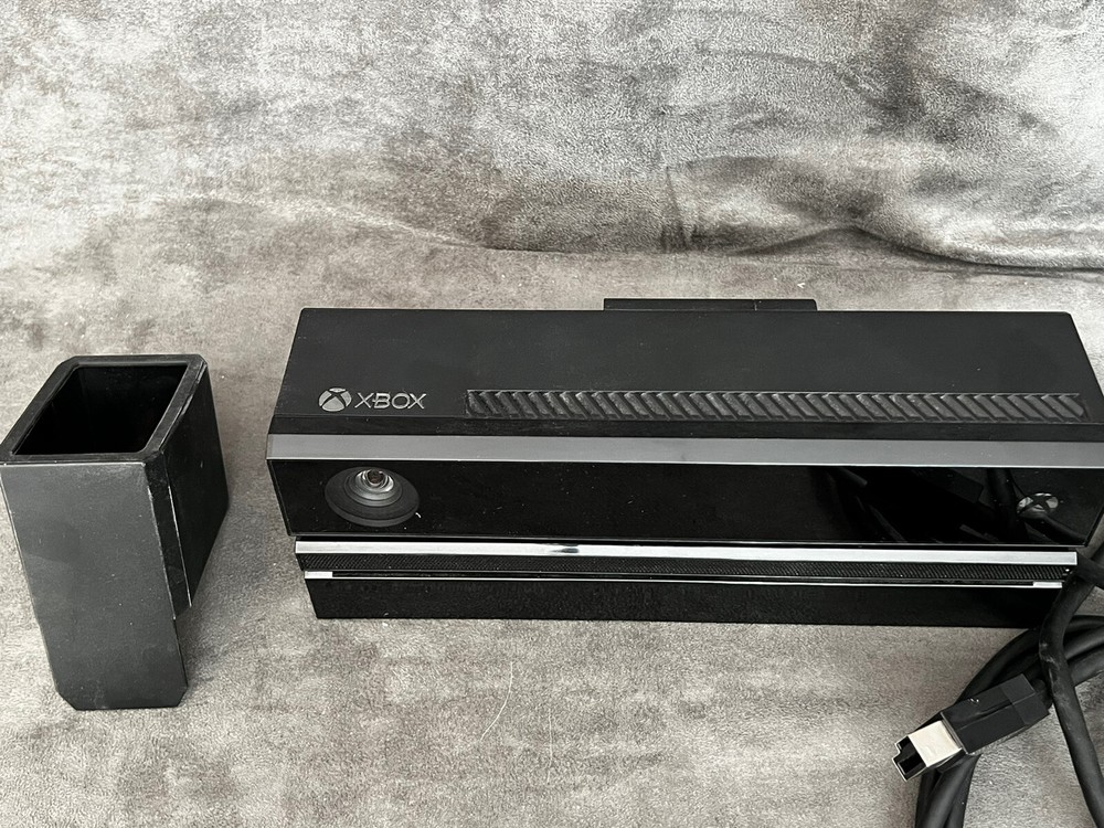 Microsoft Xbox One Kinect Black Model 1520 Motion Sensor Bar Camera W/ TV Mount