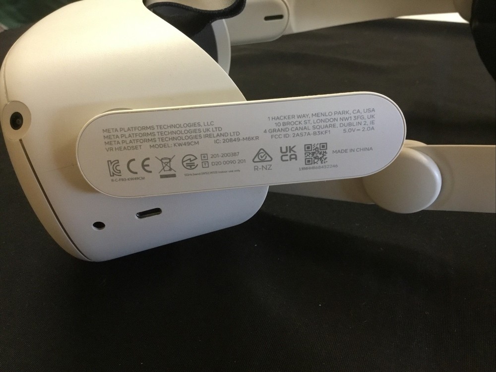 Oculus Quest 2 *HEADSET ONLY* 128GB w/Adjustable Strap *SEE PICS*