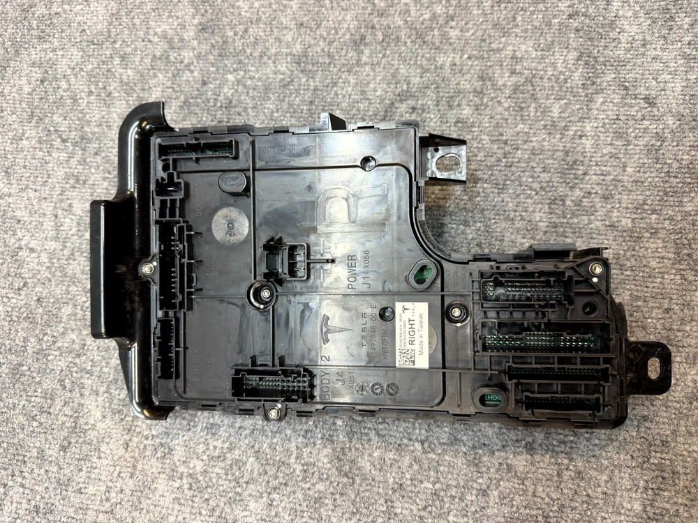 20-24 TESLA MODEL Y RIGHT LOW VOLTAGE CONTROLLER MODULE OEM, 1657650-40-A