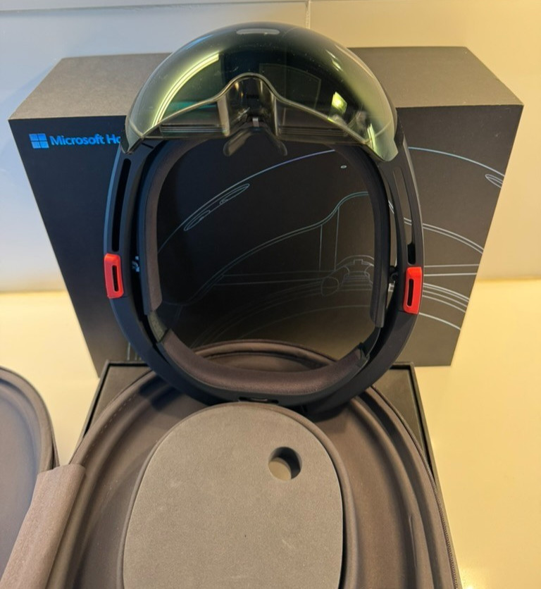 LIGHTLY USE: Microsoft HoloLens 1 Headset- With Box