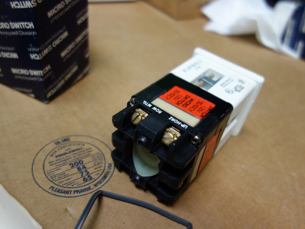 Honeywell Micro Switch 910PGD013 * NEW