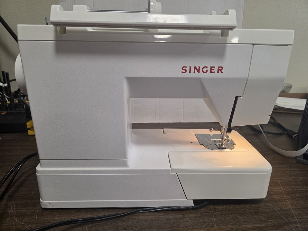 Singer LCD Model 9334 Sewing Machine With Foot Pedal