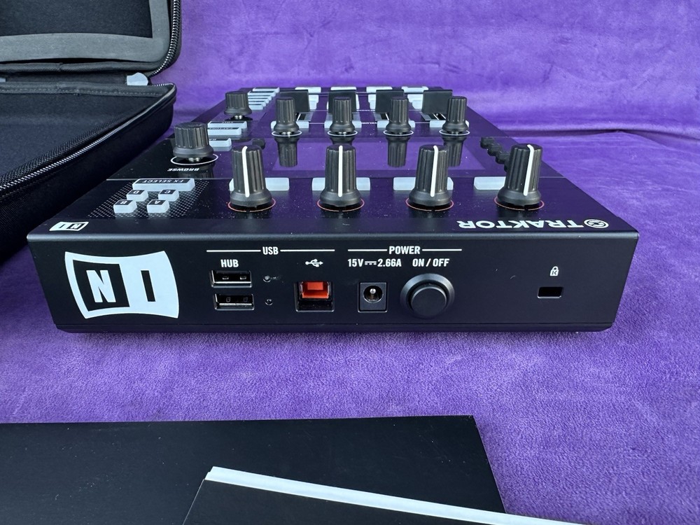 Native Instruments Traktor Kontrol D2 DJ Controller #2