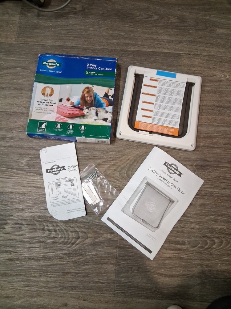 Pet PetSafe Small 2-Way Locking Cat Door Easy Install, Complete Package, New