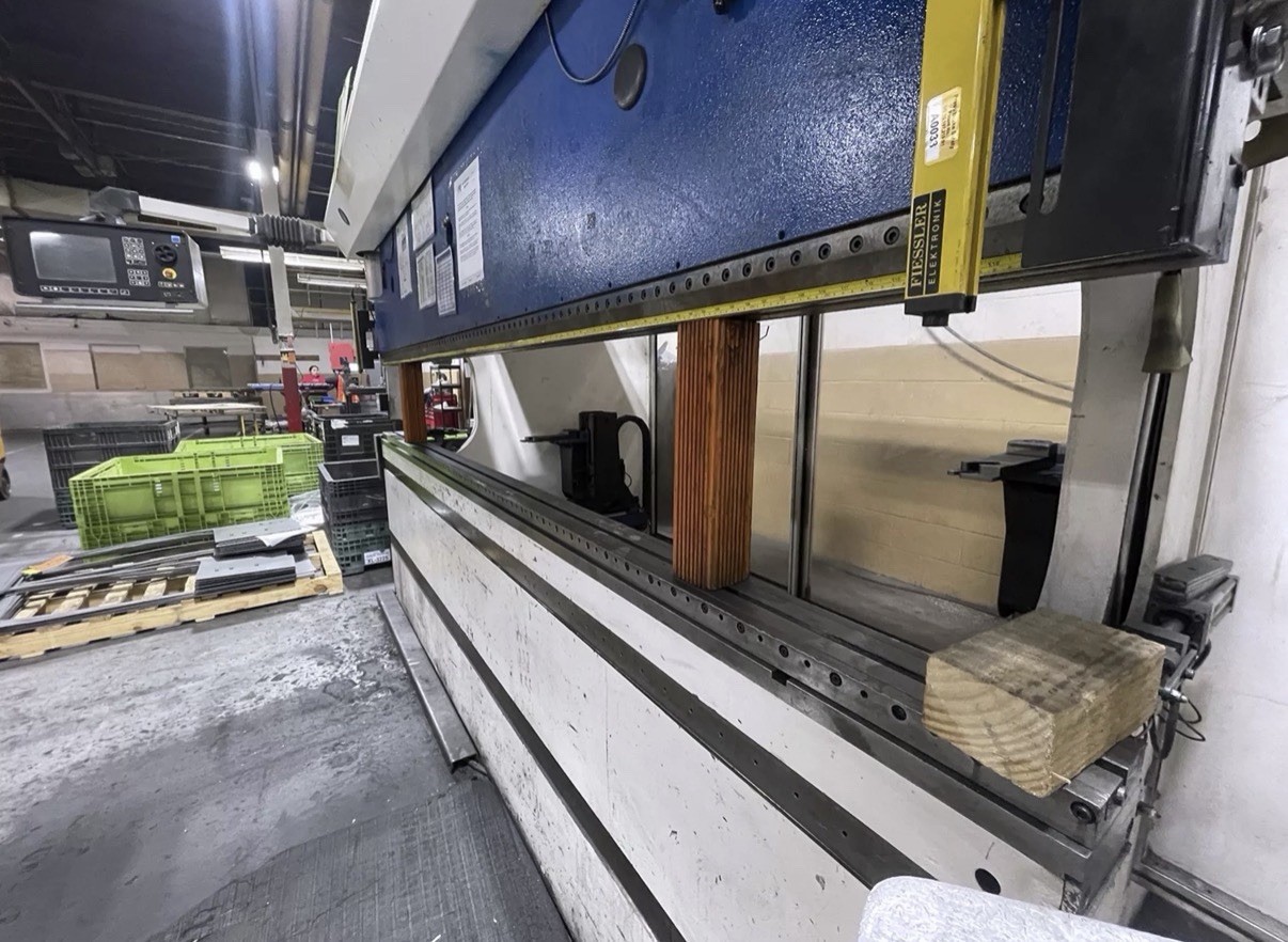 Trumpf TrumaBend V130 143 Ton x 10' Hydraulic Press Brake 460V 3PH CNC Backgauge