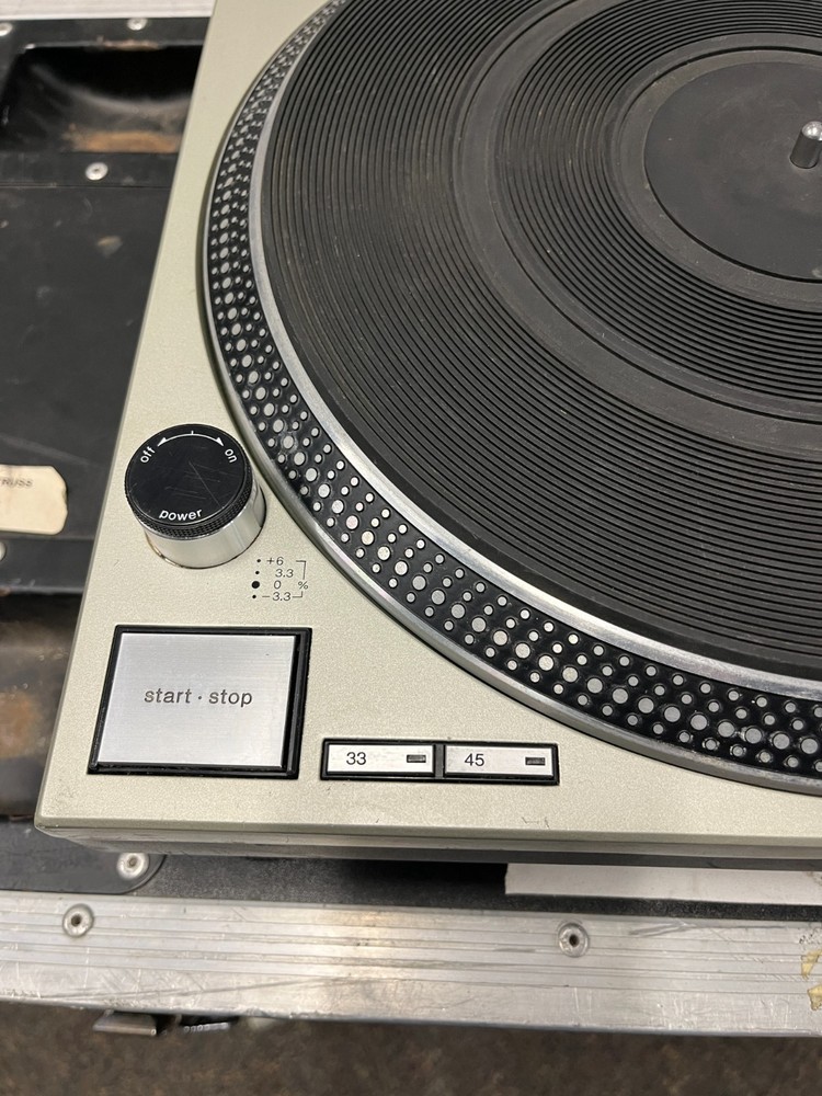 Technics SL 1200 Turntable