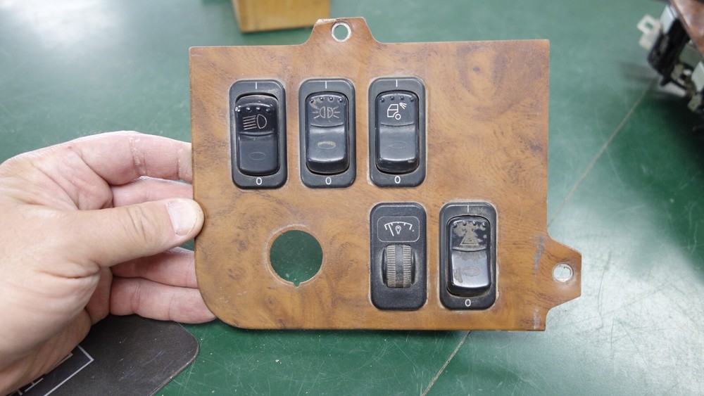 Peterbilt Dash Switch Panel S64-6025-255L00 with Five Switches