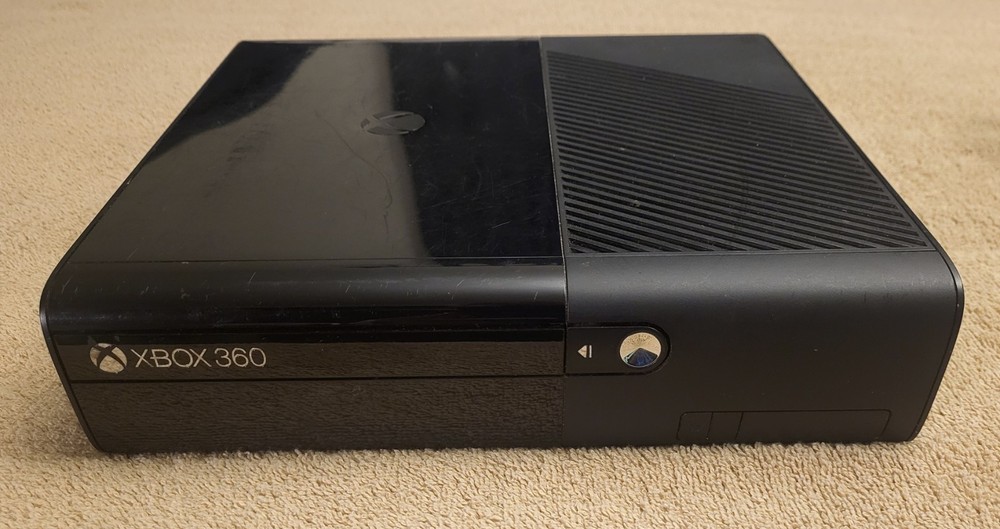 Microsoft Xbox 360 E 4GB Black Console Model 1538 W/ Power Supply