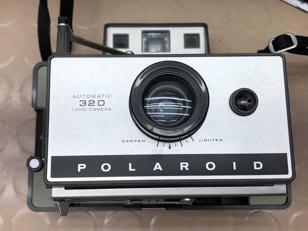 VINTAGE POLAROID 320 AUTOMATIC LAND CAMERA