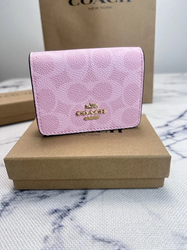 NWT C6650 Mini Wallet on a Chain with In Signature Print Outlet 10*8*2cm