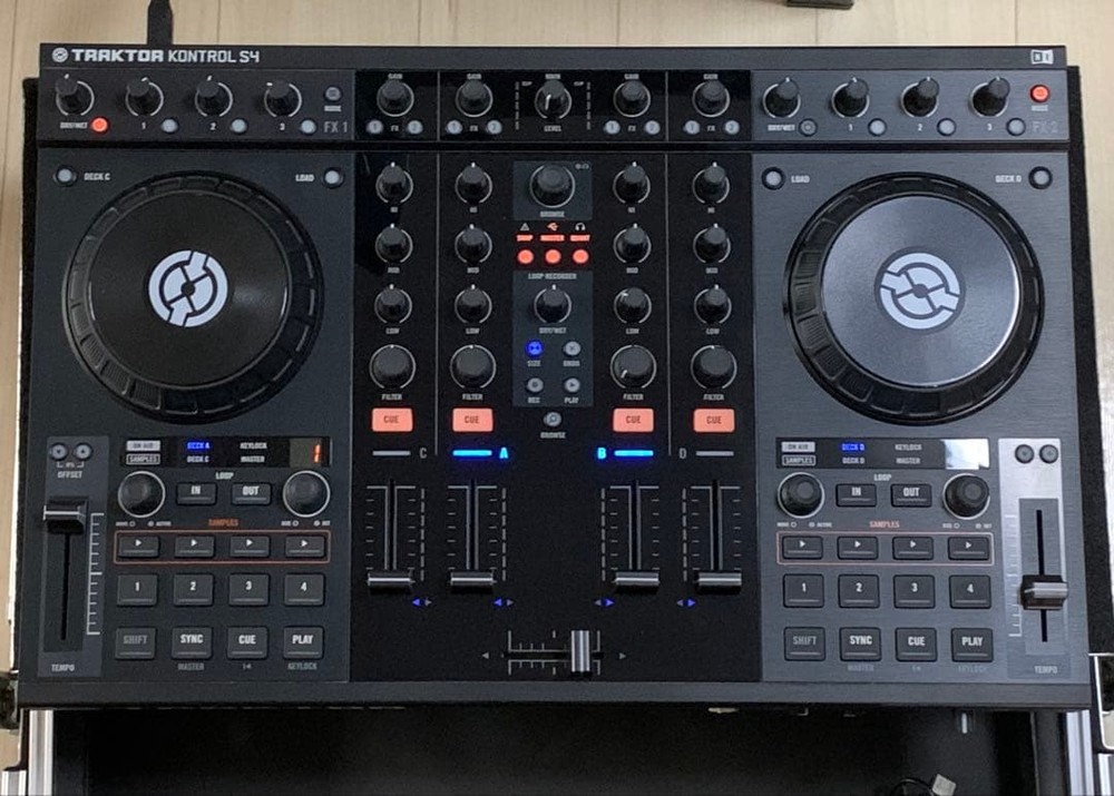 Native Instruments Traktor Kontrol S4 DJ Controller Midi Turntable With case
