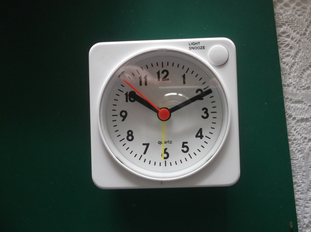 DELUXE QUARTZ ALARM CLOCK - WHITE 65mm