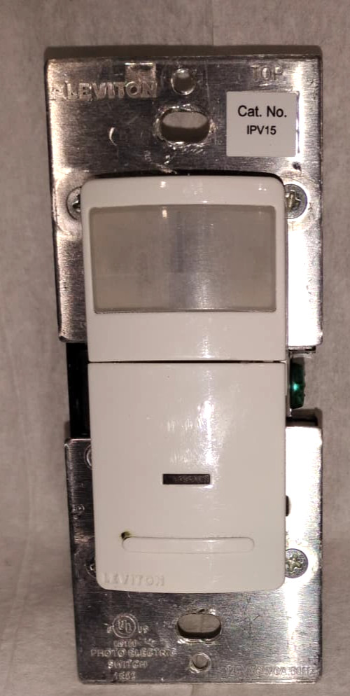 Leviton IPV05-1LZ Decora Vacancy Motion Sensor Switch Manual-On / Automatic-Off