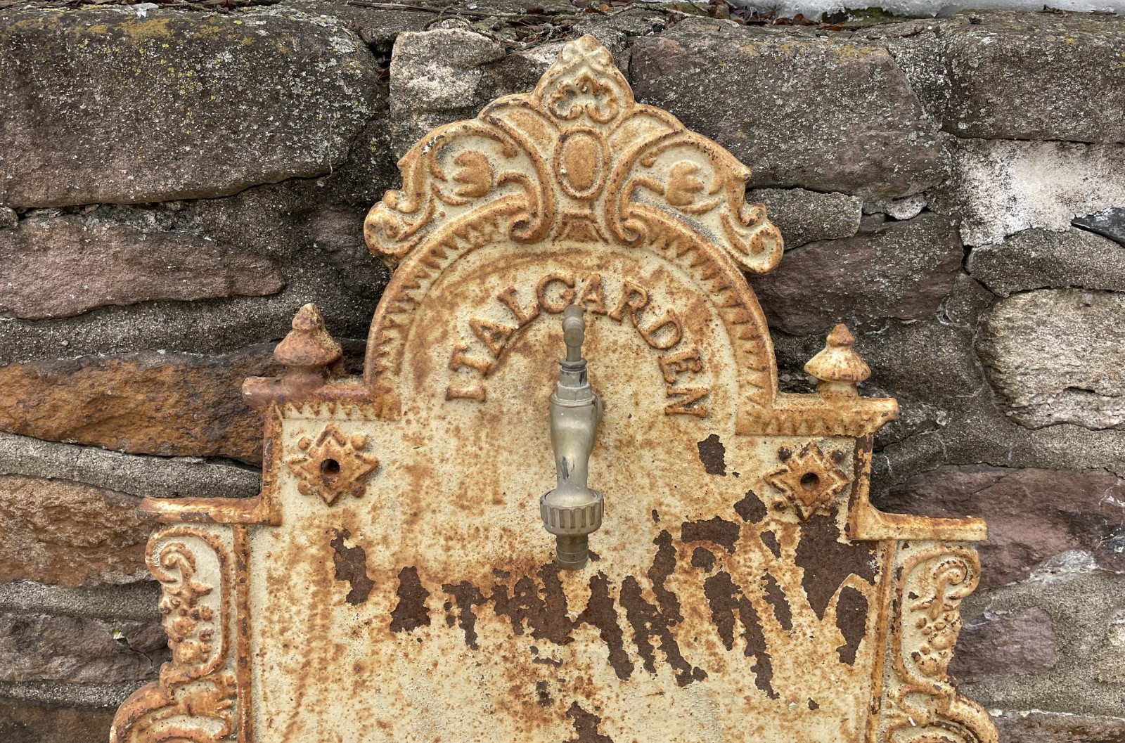 Italgarden Vintage Cast Iron Wall-Mounted Fountain Rust Patina