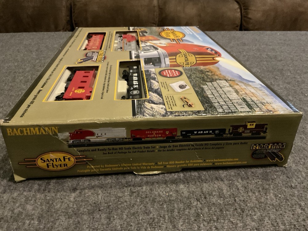 Bachmann 00647 HO Scale Santa Fe Flyer Model Train Set