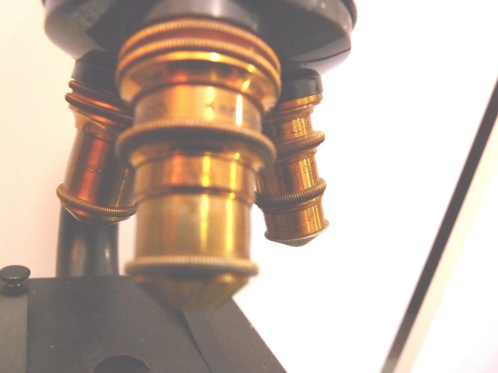 BAUSCH & LOMB MICROSCOPE WITH LENSES 7-878