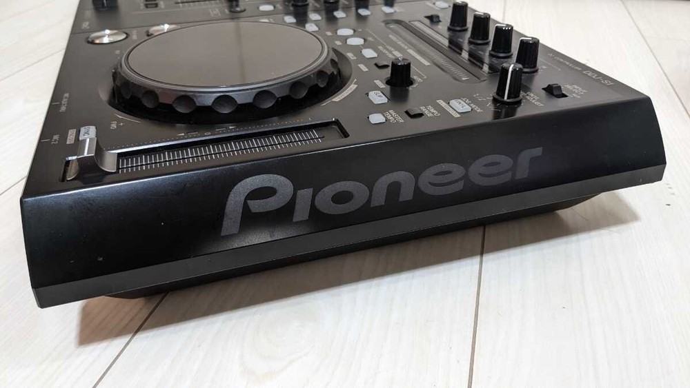 PIONEER DDJ-S1 DJ CONTROLLER Professional operability for Serato DJ Pro software