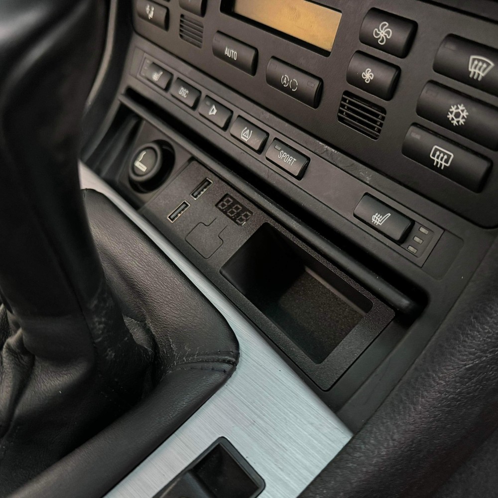 E46 Ashtray Voltmeter + Quick Charge USB-A Port