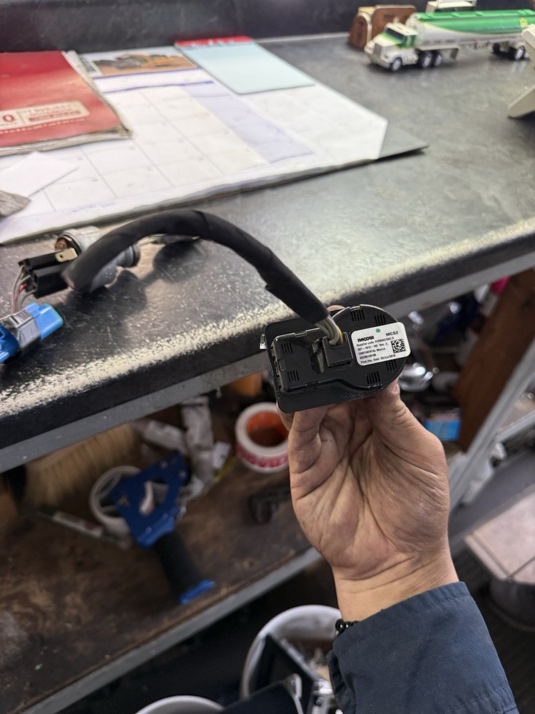 PACCAR MENU CONTROL SWITCH Q27 1012 102
