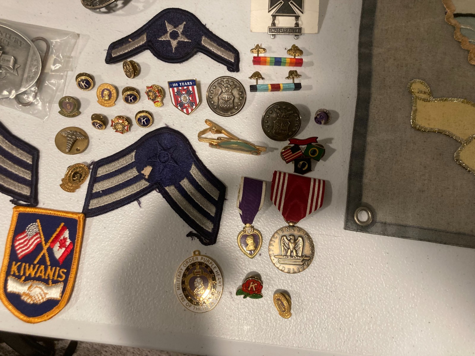GROUP OF MILITARY PATCHES, PINS AND MEDALS. WWII