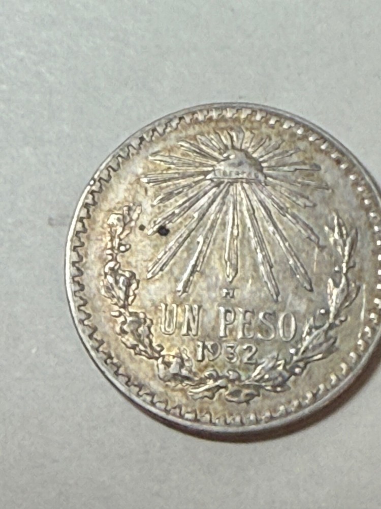 MEXICO 1932 UN PESO 720 SILVER - Cap & Rays.