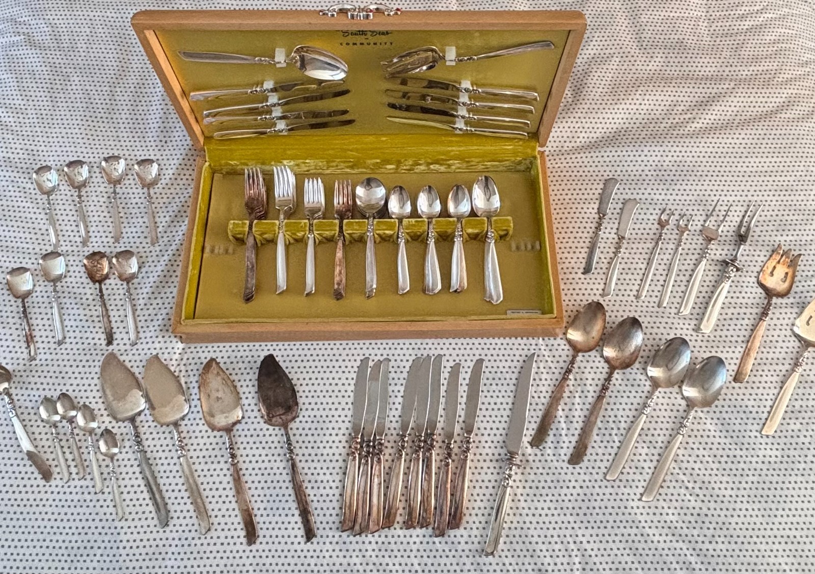 VINTAGE SILVER-PLATED COMMUNITY SOUTH SEAS PATTERN 130 PCS SET IN ORIGINAL CHEST