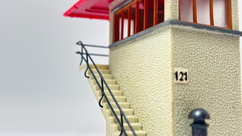 Faller H0 121 signal box house