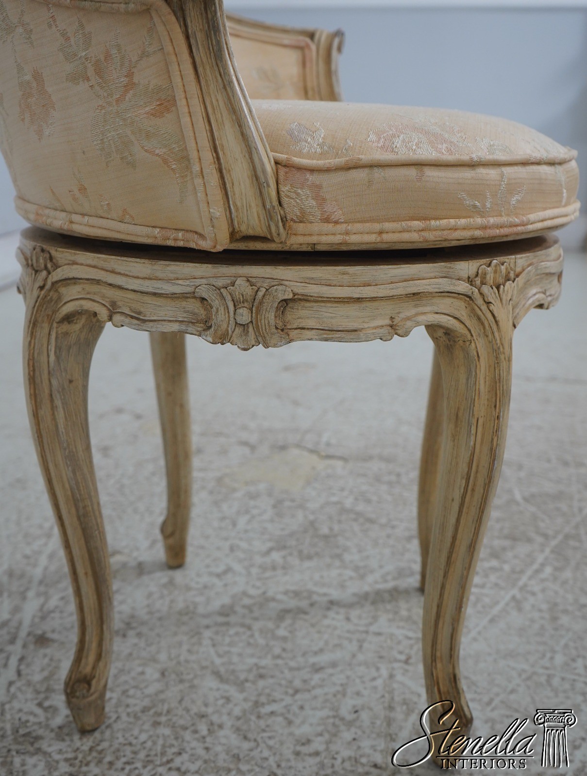 70582: Vintage Dressing Vanity w. Large Mirror & Stool