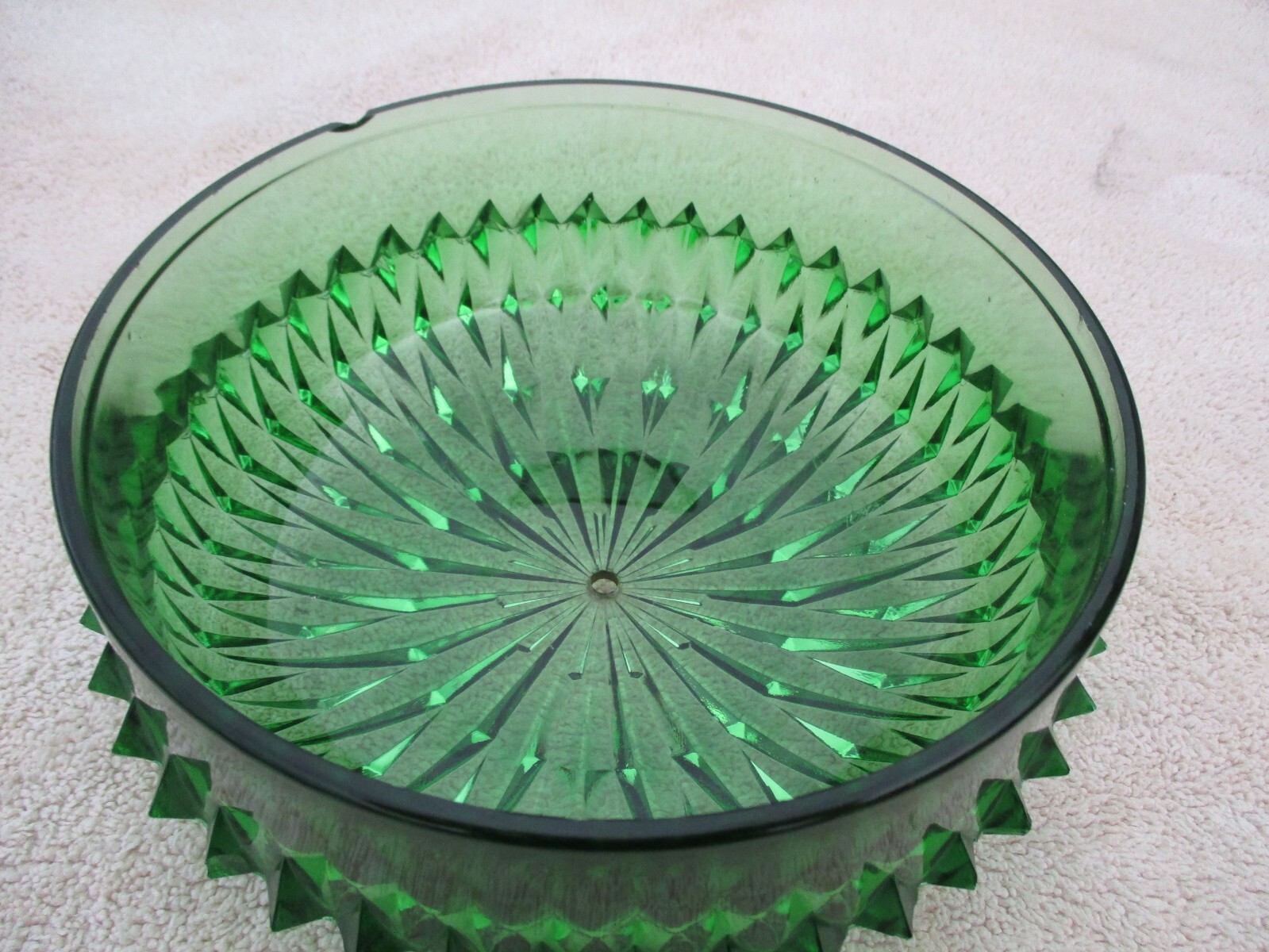 A VINTAGE ELEGANT, SPIKED, EMERALD GREEN GLASS LID/LAMP PART? MISSING FINIAL.