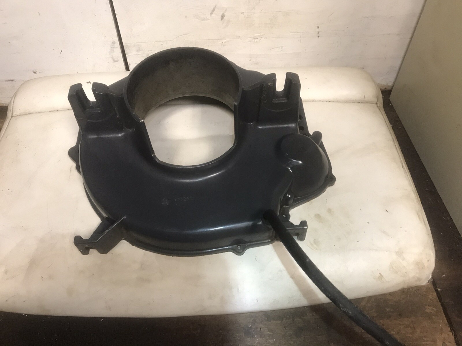 OMC Cobra Flywheel Housing 2.3L 913283 cover bell housing 2.3 ford