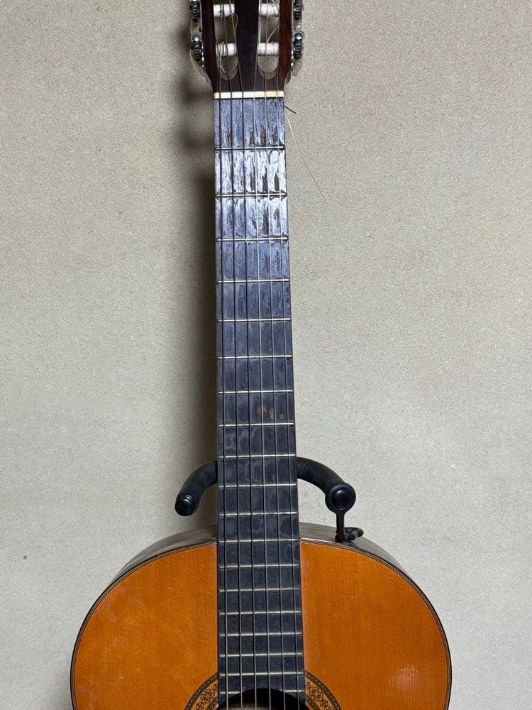 Yamaha Classical Guitar With Hard Case C- Nylon Strings Frets