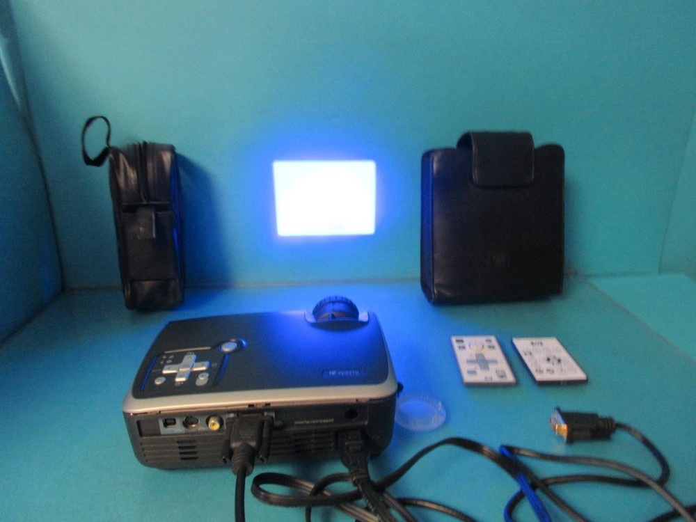 HP HEWLETT PACKARD MP2210 DIGITAL PROJECTOR WITH CASE CORDS AND REMOTES WORKS