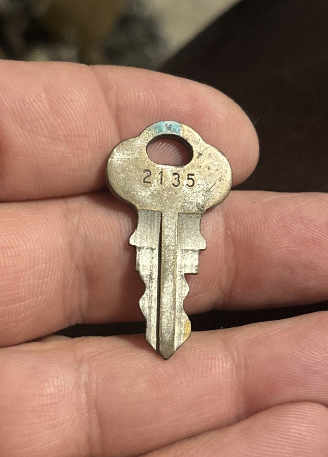 Original Chicago Motorola Base cabinet Locking bracket Radio Key #2135