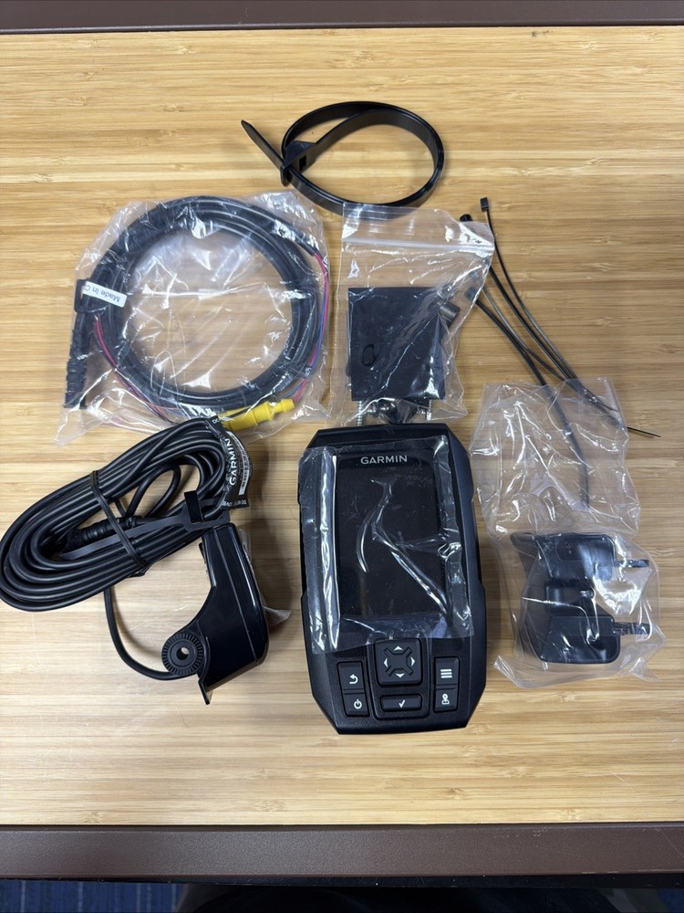 Garmin Striker Plus 4 Fishfinder + Transducer