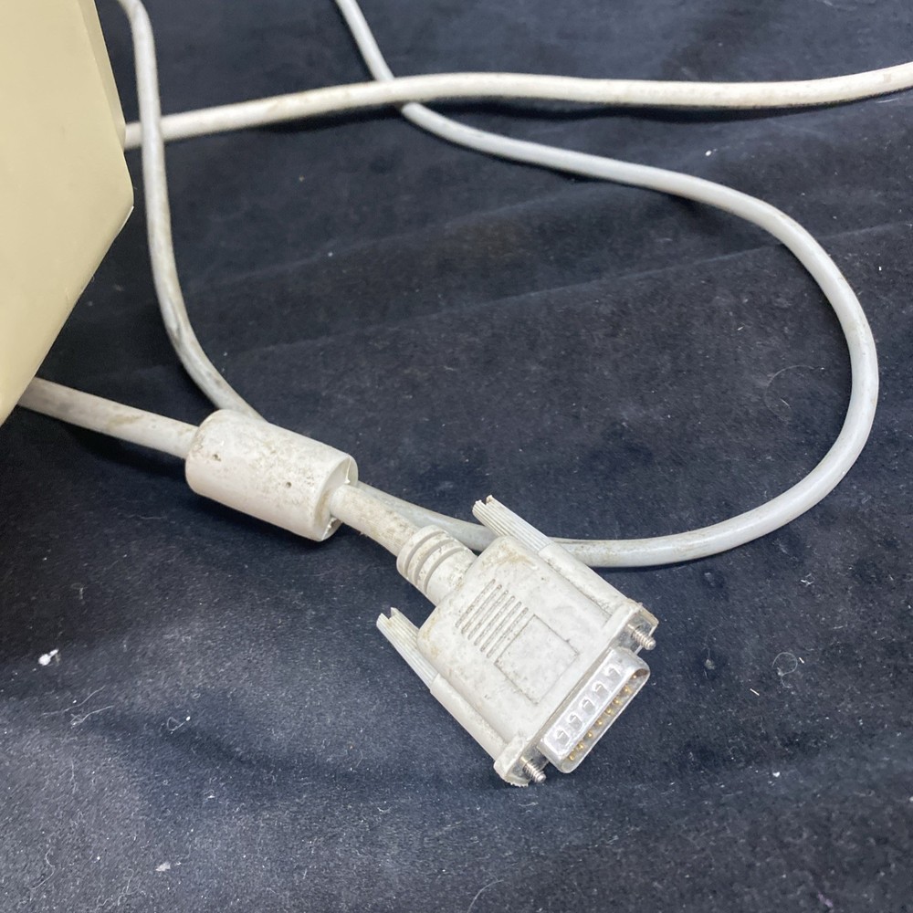 Apple Multiple Scan 15 M2943 15" Display CRT Powers On Damaged Shell Untested.