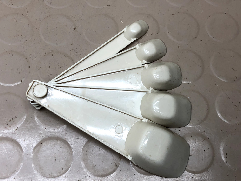 Vintage WHITE Measuring Spoons Ring Set