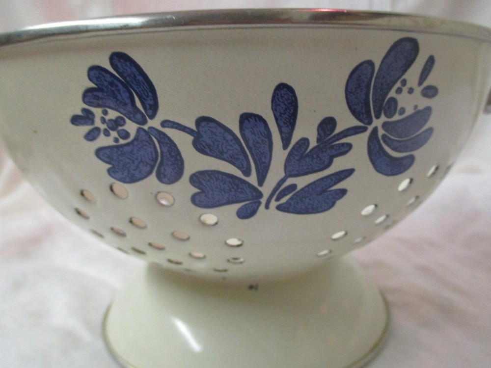 Vintage Pfaltzgraff Colander Yorktowne