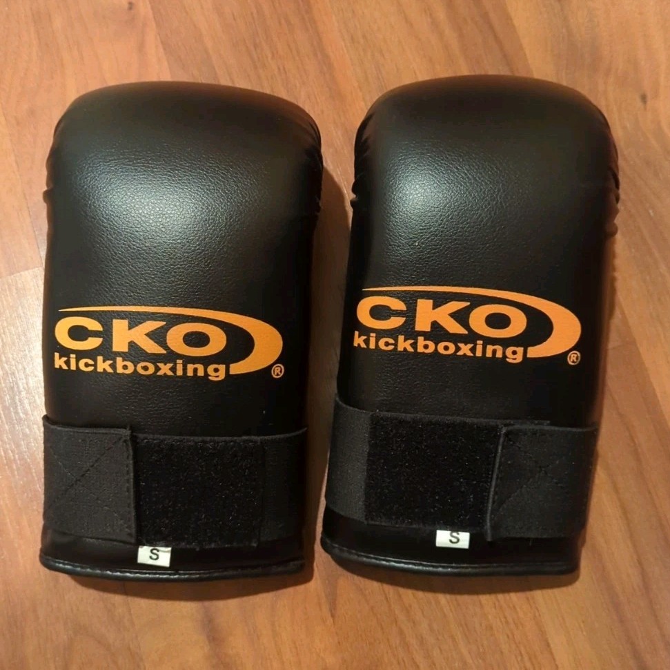 CKO Kickboxing Boxing Gloves Black Size Small - S  MINT