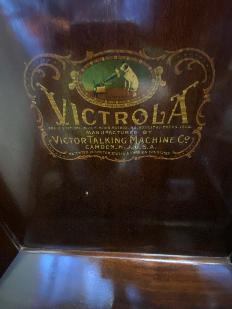 VICTROLA TALKING MACHINE VV-IX (LOCAL PICKUP)