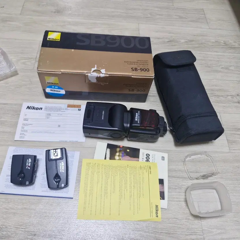 Nikon SB-900 Speedlight Flash with Accessories & Wireless Control Official