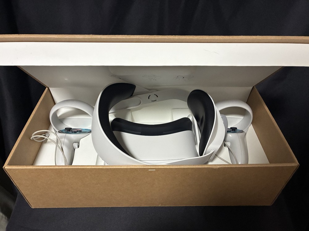 Meta Quest 2 128gb with controllers and upgraded head strap - FULLY FUNCTIONAL