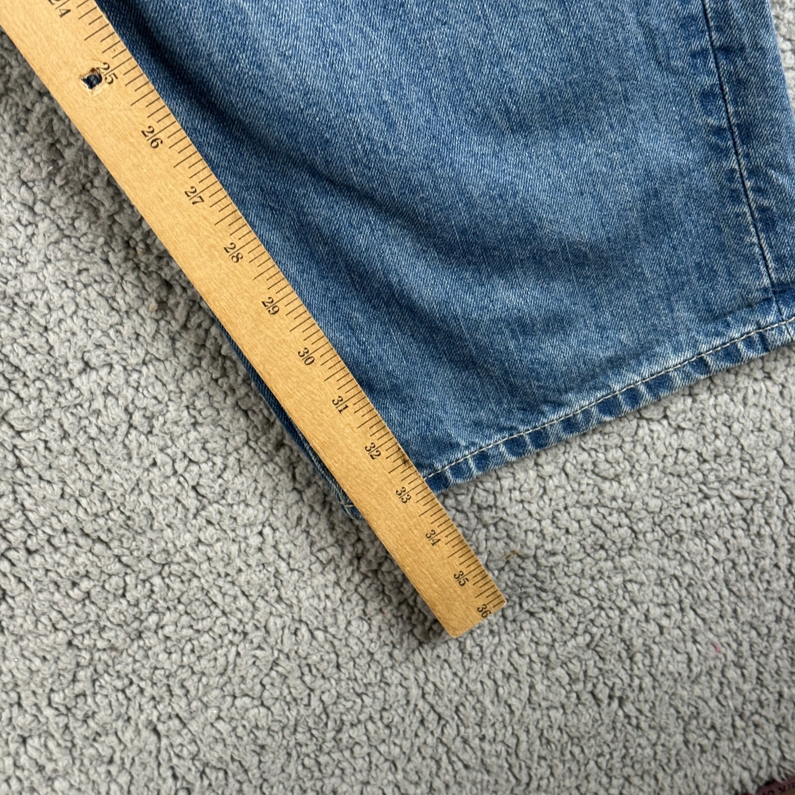 H&M Jeans Mens Size 33x33 Medium Wash Relaxed Fit 100% Cotton Button Fly NWT