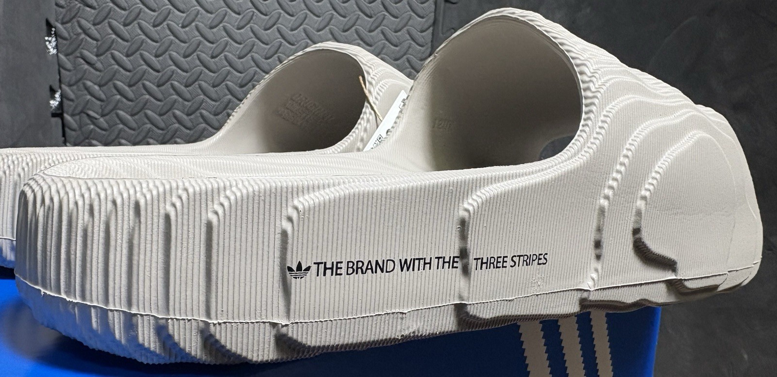 ADIDAS Adilette 22 Slides MENs Size 10 NEW W Box/Tag Light Brown FREESHIP HQ4670